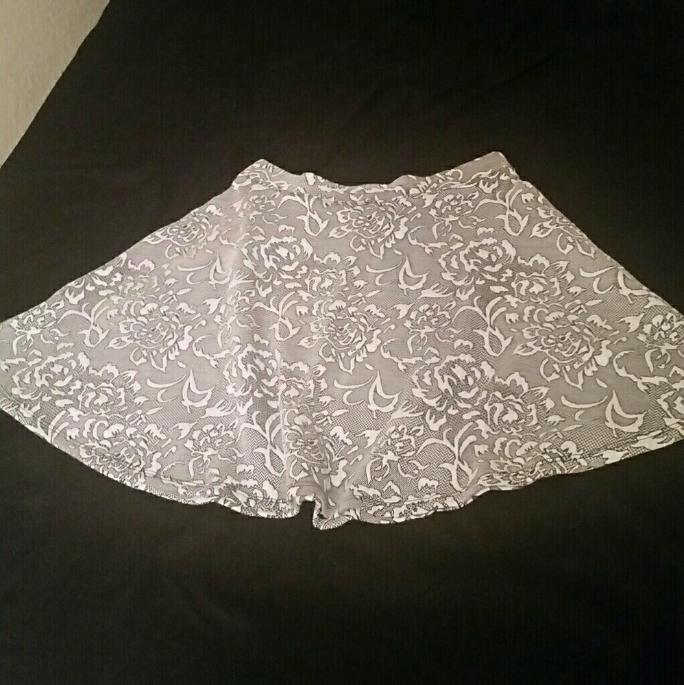 NWT Grey/Cream Floral Skirt